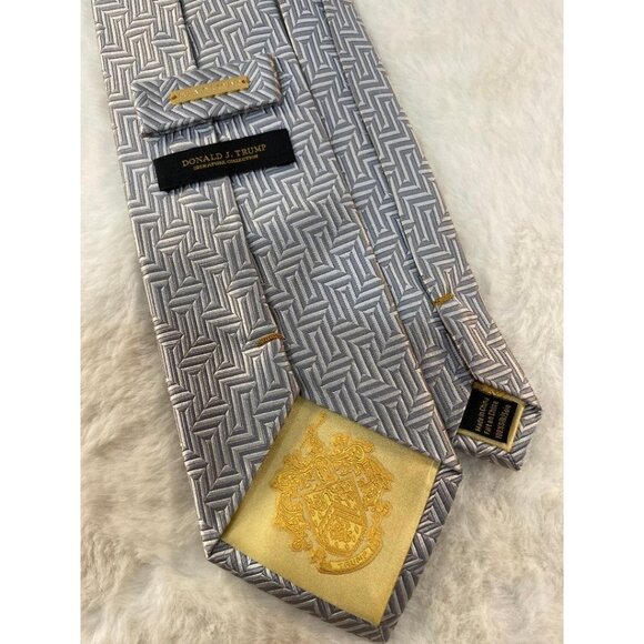 Donald J Trump Signature Collection Geometric Gray/Silver 100% Silk Necktie EUC - Picture 4 of 4